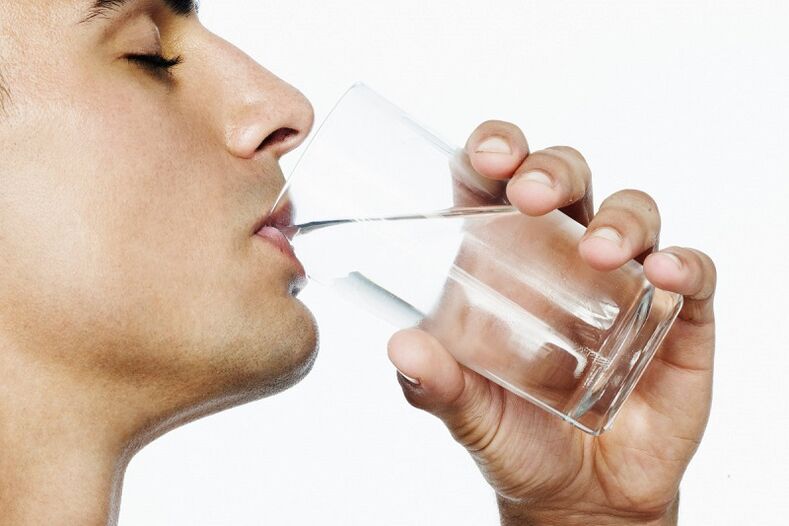 a man drinks 7 kg of water for weight loss every week