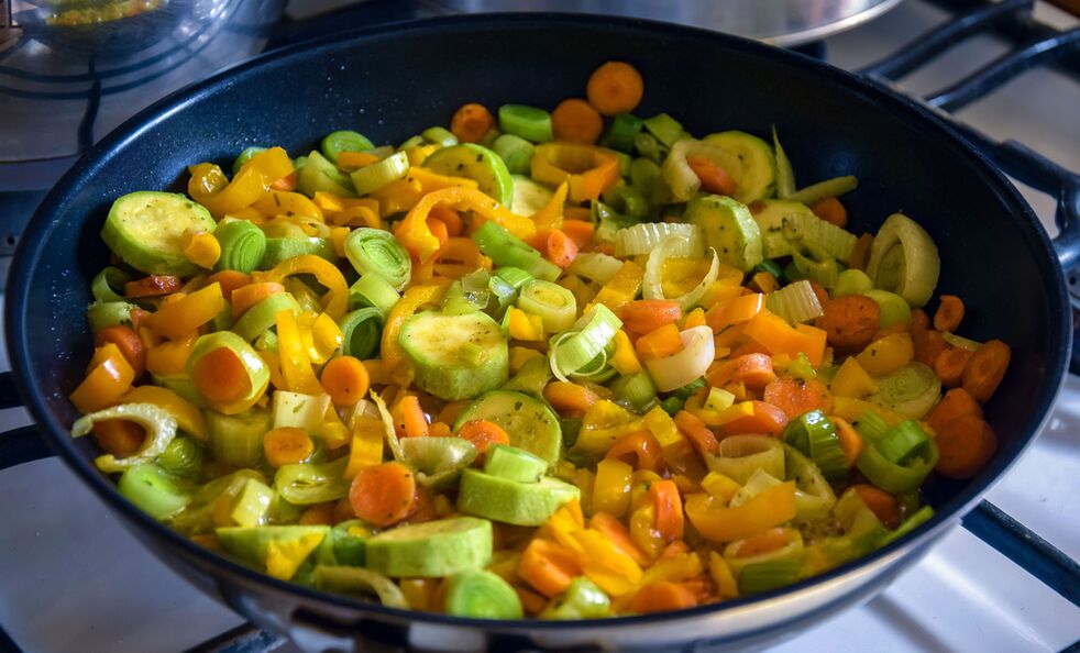 Boiled vegetables are healthy foods rich in fiber. 